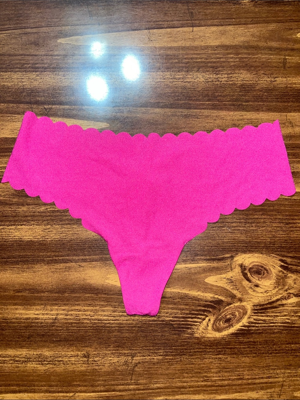 NWT Victoria's Secret Seamless Scalloped Hipster Thong - Bright Pink size medium